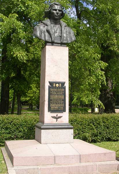 �������� �.�.Ը������
Monument to Eugene P. Fyodorov