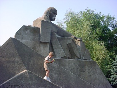�������� ������ �������� � �������
Monument to Taras G. Shevchenko in Poltava