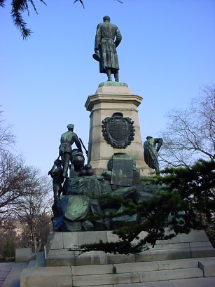 �������� ��������� � �����������
Monument to Totleben in Sevastopol