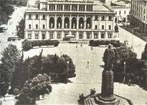 �������� ������ � ����
Monument Nizami in Baku