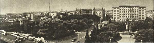 �������� � ����
Monument in Baku