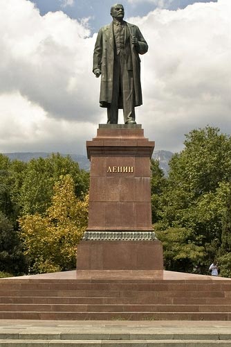 �������� �.�.������ � ����
Monument to Vladimir I. Lenin in Yalta