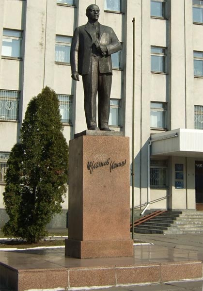 �������� �.�.����� � ������
Monument to Vladimir I. Lenin in Nezhin