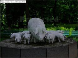 �������� ����������� � �������
Monument �Pig mother� in Poltava