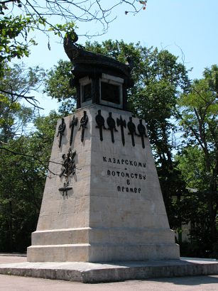 �������� ��������� � ������ � �����������
Monument to posterity as an example in Sevastopol