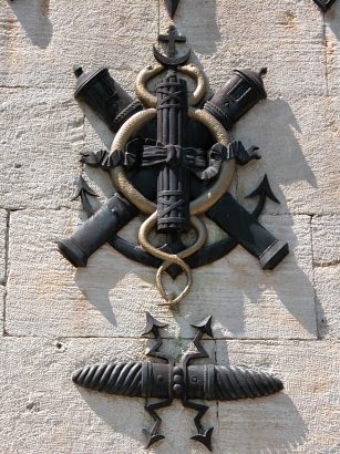 ��������  � �����������
Monument to posterity as an example in Sevastopol