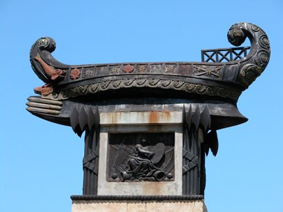 ��������  � �����������
Monument to posterity as an example in Sevastopol