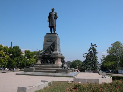 �������� �.�.�������� � �����������
Monument to Paul S. Nakhimov in Sevastopol