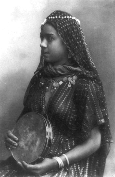 ������� � ������
The girl with tambourine