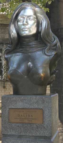 �������� ������ � ������
Monument to Dalida in Paris
