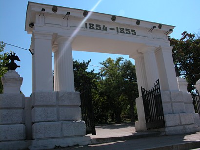 �������� ������� ������ � �����������
Monument �Malakhov kurgan� in Sevastopol