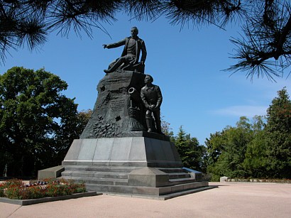 �������� �.�.��������� � �����������
Monument to Vladimir A. Kornilov in Sevastopol