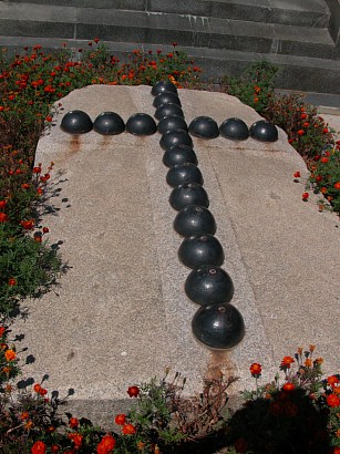 �������� �.�.��������� � �����������
Monument to Vladimir A. Kornilov in Sevastopol