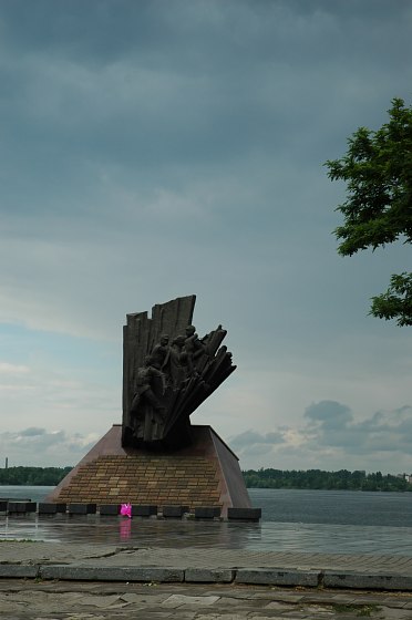 ��������  � ���������������
Monument  in Dnepropetrovsk