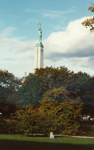 �������� �������� � ����
Monument �Freedom� in Riga