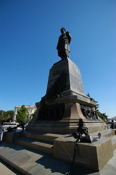 �������� �.�.�������� � �����������
Monument to Paul S. Nakhimov in Sevastopol