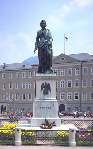 �������� �.�.������� � ����������
Monument to Volfgan A. Mozart in Zaltsburg