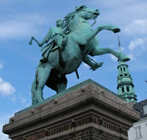 �������� � �����������
Monument in Copenhagen