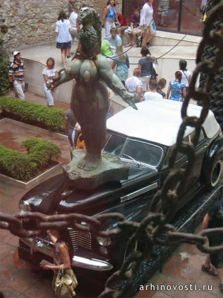 �. ����. ��������� �����
Rainy taxi by Salvador Dali
