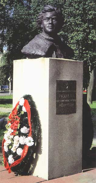 �������� �.�.�������� � ������
Monument to Eugenia M. Rudneva in Moscow