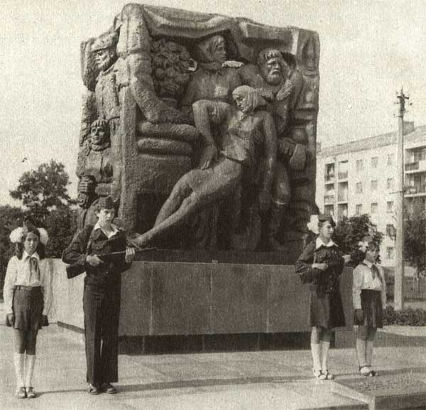 �������� ������� ������� � ���������
Monument to the victims of fascism in Korukovka
