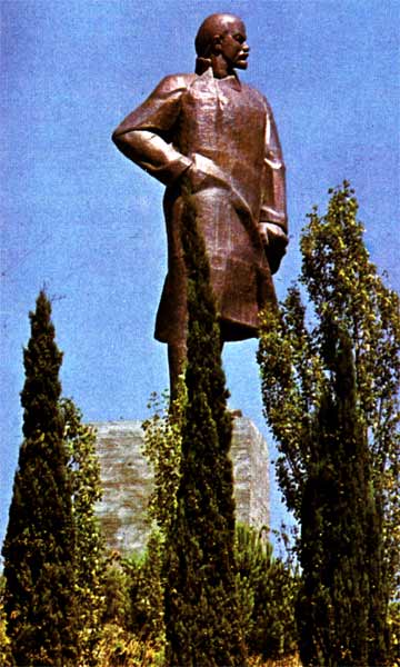 �������� �.�.������ � ������
Monument to Vladimir I. Lenin in Artek