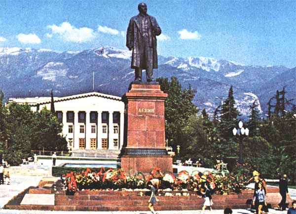 �������� �.�.������ � ����
Monument to Vladimir I. Lenin in Yalta