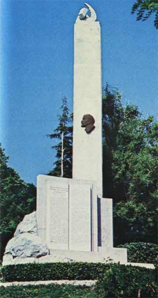 �������� ������ � ����
Monument to Decree in Yalta