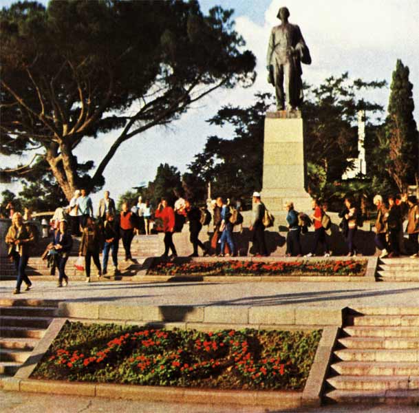 �������� �.�.�������� � ����
Monument to Alexis M. Gorky in Yalta