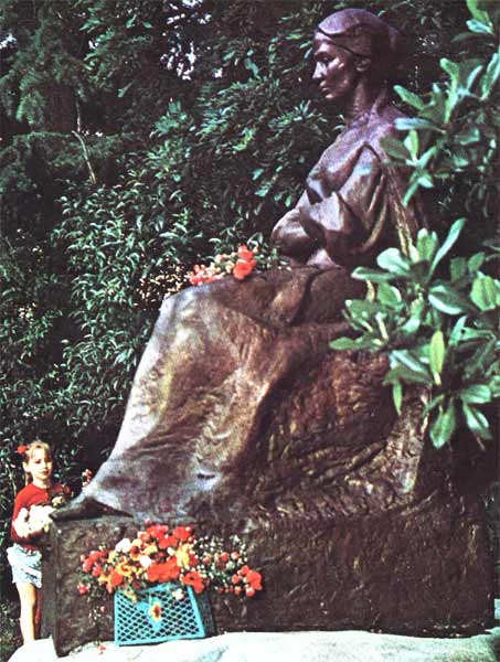 �������� �. �������� � ����
Monument to Lesya Ukrainka in Yalta