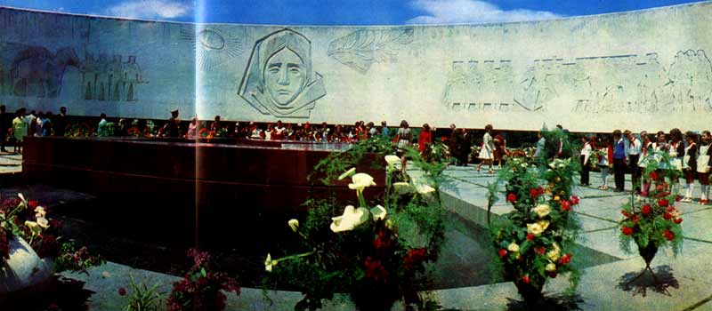 �������� � ����
Monument in Yalta