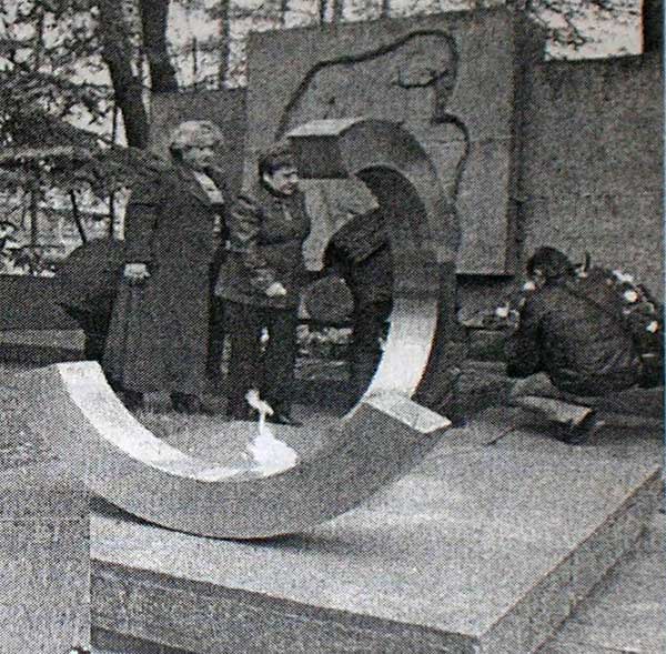 �������� ������������ ������ � �������
Monument �The broken off ring� in Kolpino