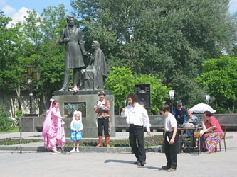 �������� ������ �.�. � ����� � ������
Monument to Alexander S. Pushkin with nurse in Pskov