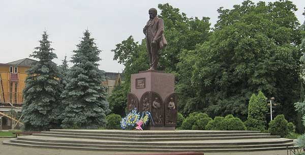 �������� �������� � �������
Monument to Taras G. Shevchenko in Snyatyn