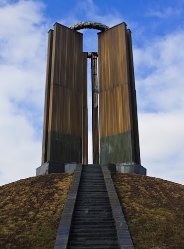 �������� ������� ������� � �������
Monument to the victims of a fascism in Donetsk
