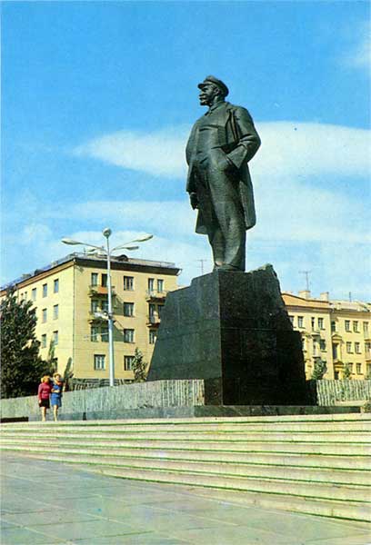 �������� ������ � �������
Monument to Vladimir I. Lenin in Donetsk