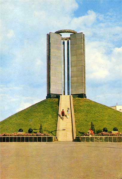 �������� ������� ������� � �������
Monument to the victims of a fascism in Donetsk