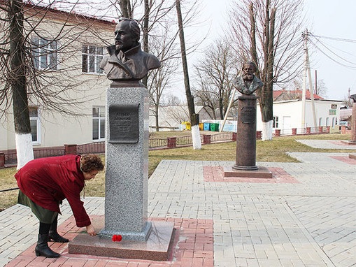 �������� ������� ����������� � ��������
monument to Vatslav Lastovsky in Glubokoye