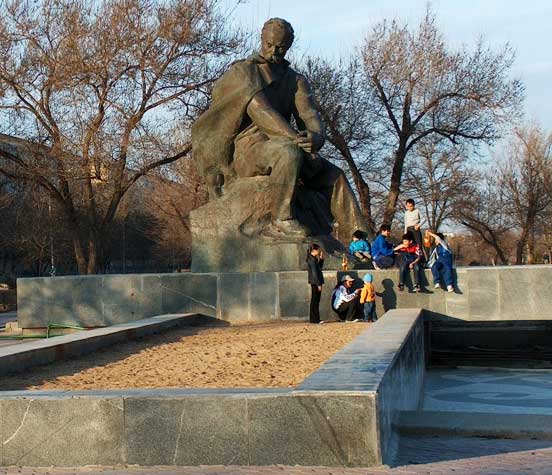 �������� �������� � �����
Monument to Taras G. Shevchenko in Aktau