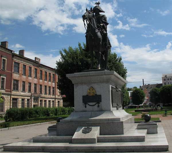 �������� �.�.�������-��-����� � �����������
monument to Michael B. Barklay de Tolli in Chernyakhovsk