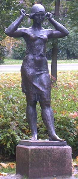 ���������� �������� � ������� � �����-����������
Sculpture �The girl in neckerchief� in St.-Petersburg