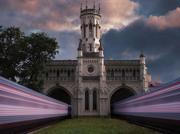 ��������������� ������ � ���������
 Railway station in Peterhof
