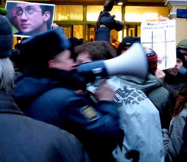 ������� �������� ����������� ��
Policeman breaks the Constitution of Russian Federation