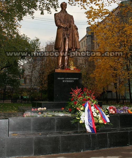 �������� �.�.������ � ������
Monument to Ivan A. Bunin in Moscow