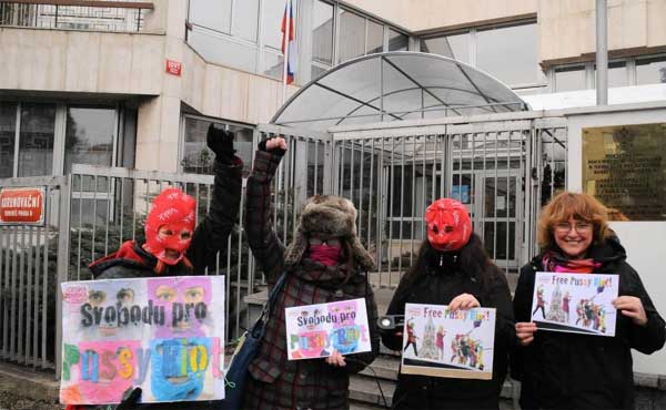 ��������� ������� ����� ����� ����� ����������� ������ � �����
Free Pussy Riot .... commemorating the 1st anniversary in front of Russian Embassy / Prague - today
