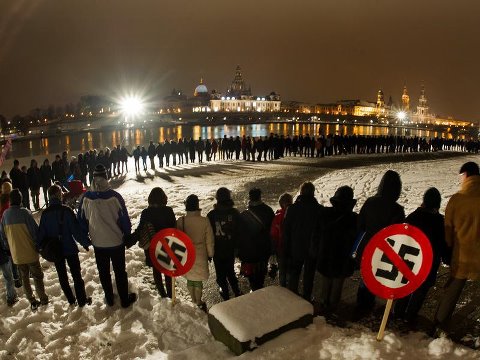 ���� ������ ������������ � ��������
Kette gegen Rechtsextreme in Dresden