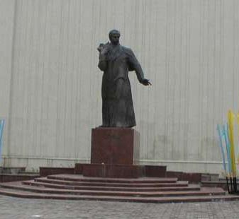 �������� �������� � ��p������
Monument to Taras G. Shevchenko in Chernovtsy