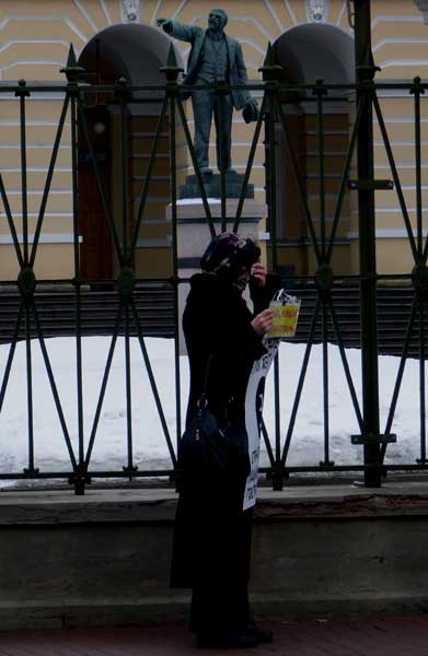 ����� � ��������� ���������
The picket at the Smolny institute