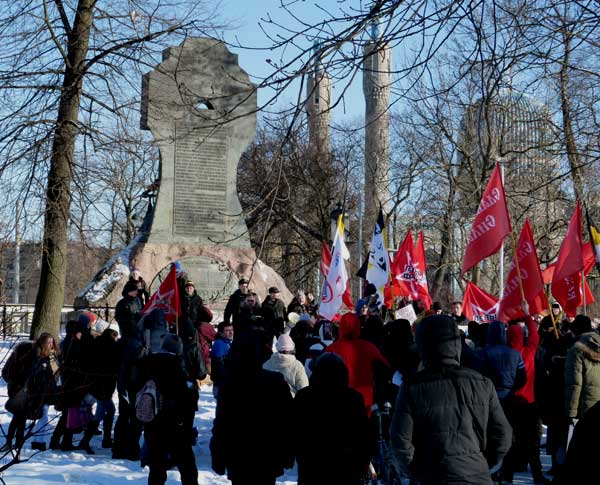 ���������� ����� � ��������� �����������
End of a march at the monument to Steregushchy