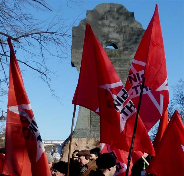 ���������� ����� � ��������� �����������
End of a march at the monument to Steregushchy